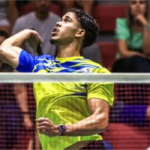 Jonathan em movimento para rebater a peteca acima da cabeça