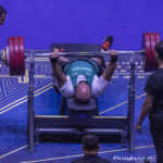 Ailton Andrade de Souza deitado segurando a barra de Levantamento.