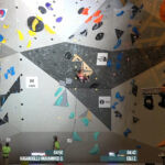 Atletas em ação na parede de escalada em Toulouse pela etapa decisiva da Copa Europeia de Escalada 2025