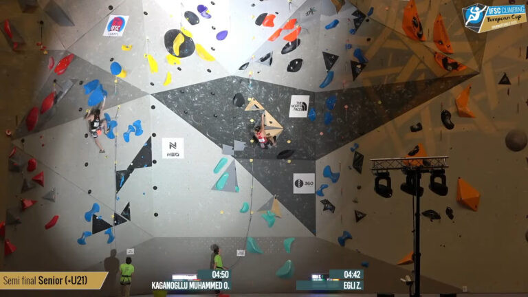 Atletas em ação na parede de escalada em Toulouse pela etapa decisiva da Copa Europeia de Escalada 2025