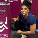 Laura posa agachada sorridente