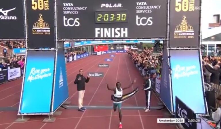 Momento do vencedor cruzando a linha de chegada