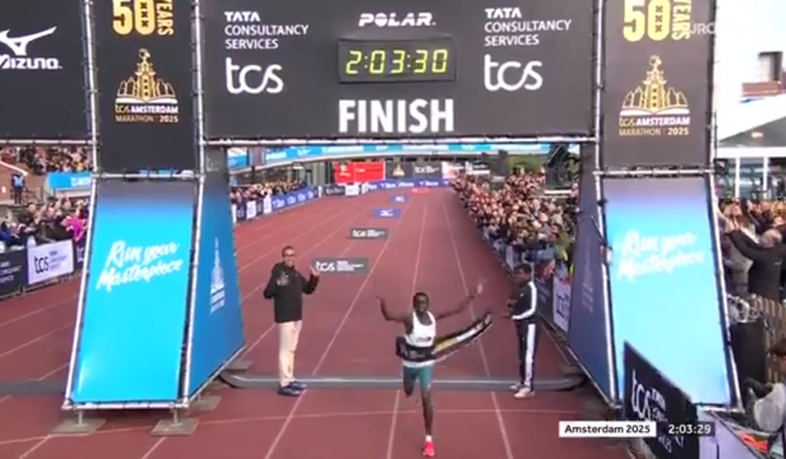 Momento do vencedor cruzando a linha de chegada