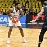 Jogador do Minas com a bola sendo cercado por marcador.