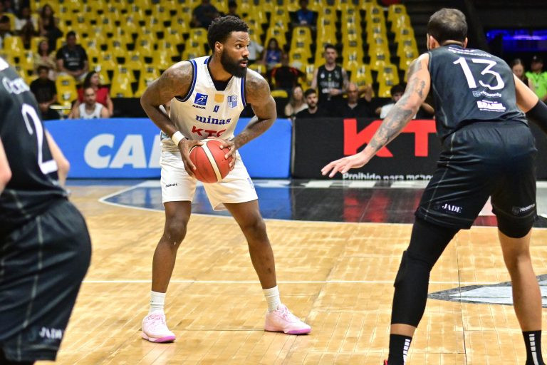 Jogador do Minas com a bola sendo cercado por marcador.