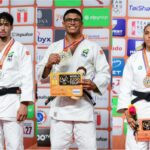 Brasileiro exibe medalha no pódio.