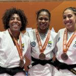 Brasileiras exibem medalhas conquistadas no dia de hoje.