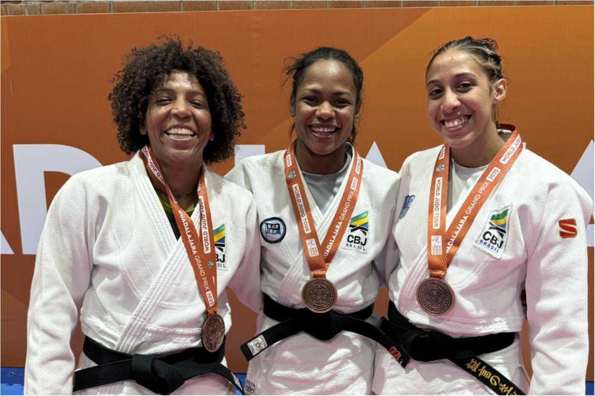 Brasileiras exibem medalhas conquistadas no dia de hoje.