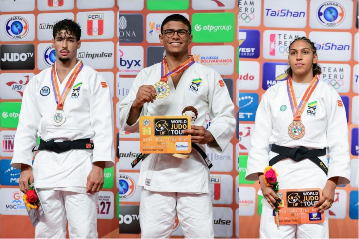 Brasileiro exibe medalha no pódio.