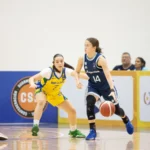 Jogadora argentina conduz a bola sob marcação de brasileira