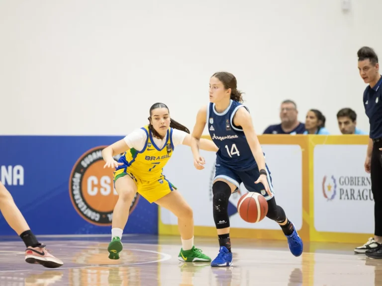 Jogadora argentina conduz a bola sob marcação de brasileira