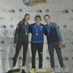 Camille Pouget no topo do pódio na etapa decisiva da Copa Europeia de Escalada 2025