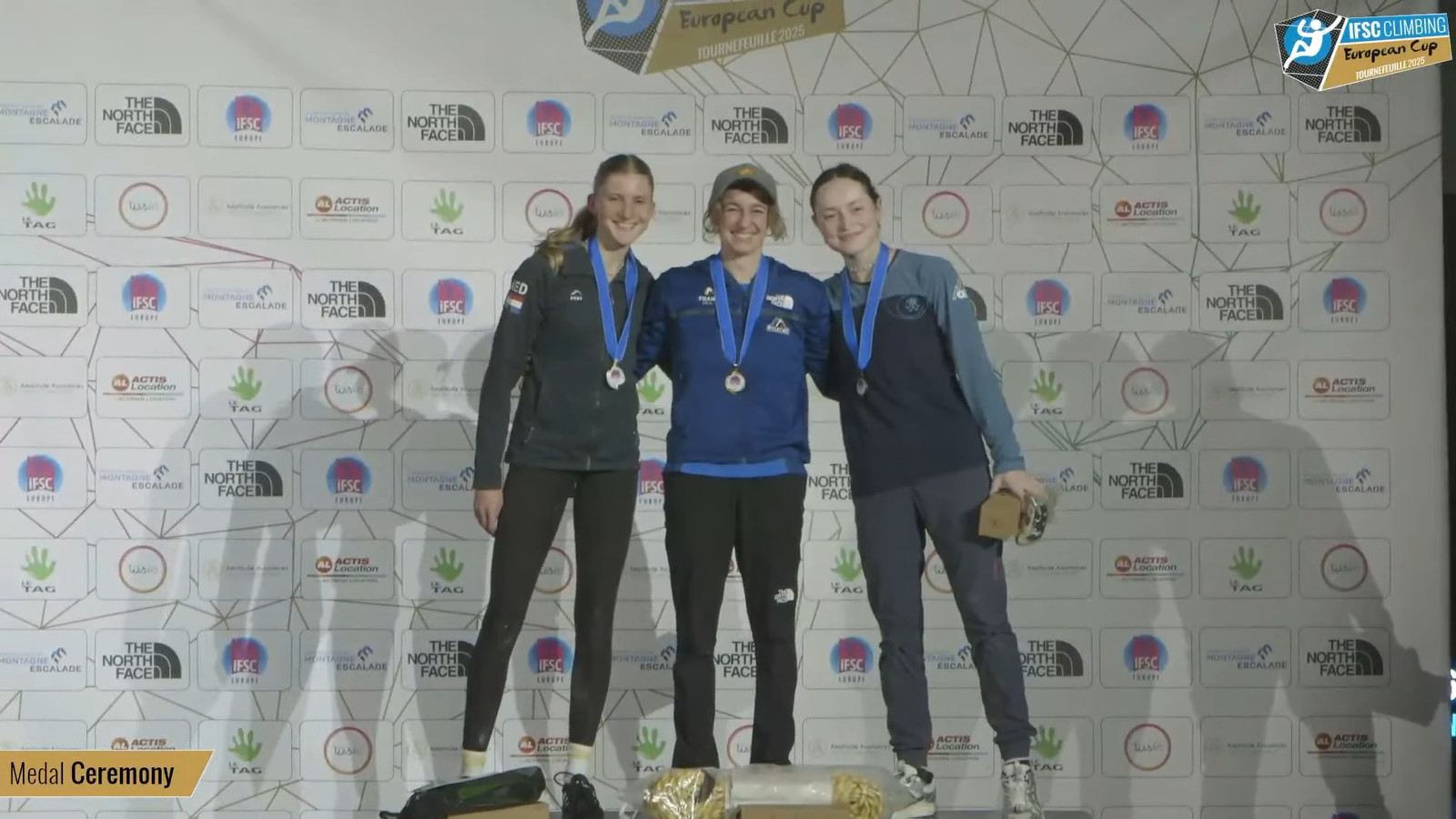 Camille Pouget no topo do pódio na etapa decisiva da Copa Europeia de Escalada 2025