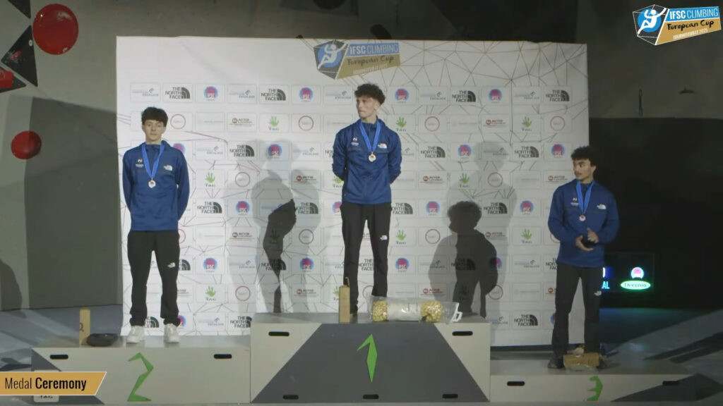 Léo Avezou no topo do pódio na etapa decisiva da Copa Europeia de Escalada 2025