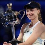 Elena Rybakina com o troféu do Australian Open 2026