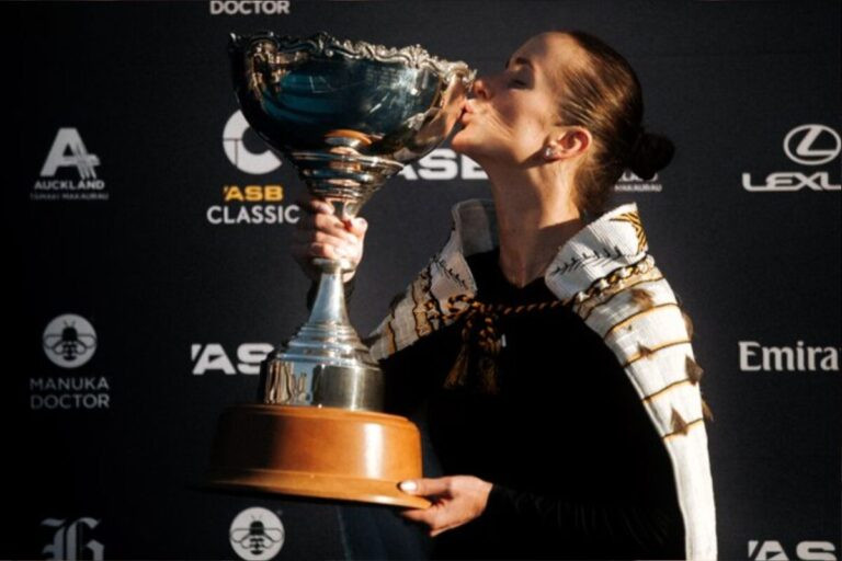 Elina Svitolina com o título do WTA 250 de Auckland