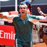 Alejandro Tabilo comemora após vencer a partida