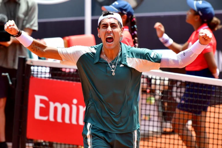 Alejandro Tabilo comemora após vencer a partida