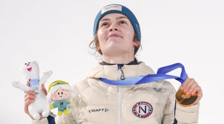 Anna Odine Strøm desbanca favorita e entra para a história ao conquistar o ouro na estreia da pista longa feminina do salto de esqui