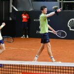 Guinard apontando para a torcida