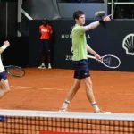 Guinard apontando para a torcida