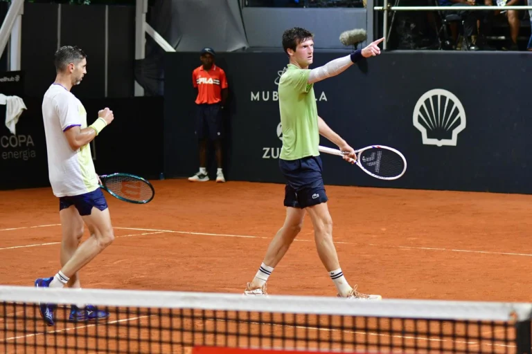 Guinard apontando para a torcida