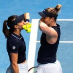 Luisa Stefani em ação pelas quartas de final do WTA 1000 de Doha nas duplas