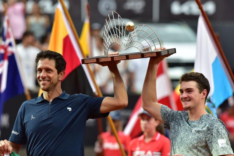 MARCELO E JOÃO LEVANTAM O TITULO