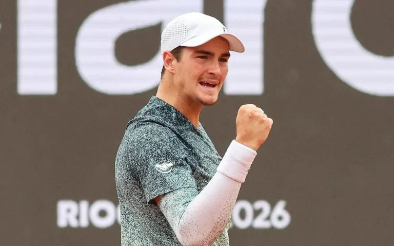 João Fonseca cerra o punho em comemoração