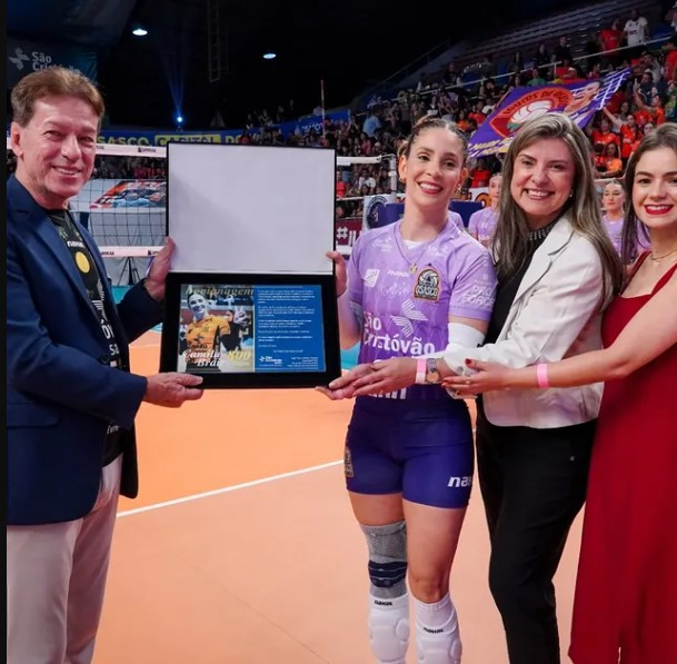 800 vezes Camila Brait: capitã é homenageada e celebra façanha pelo Osasco