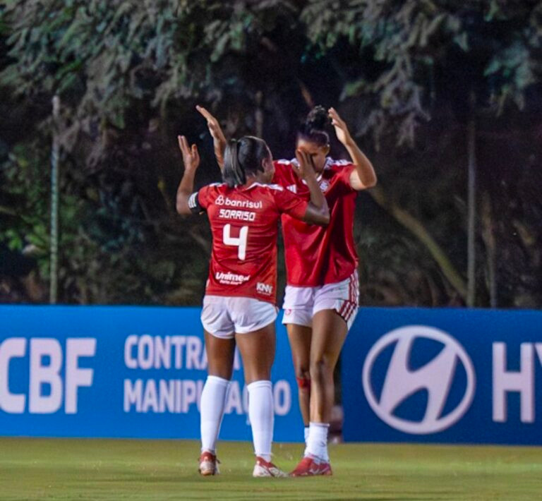 Internacional resolve no 1° tempo, bate o Santos e entra no G4 do Brasileirão feminino