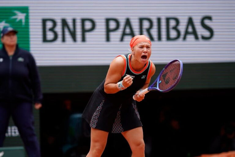 Diana Shnaider em partida de Roland Garros 2026