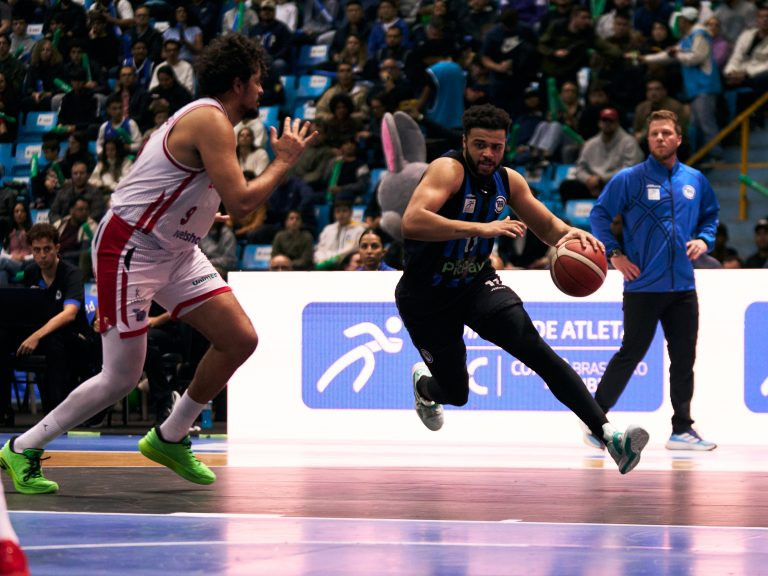 Pinheiros segura a pressão, vence o Sesi Franca no fim e força a quarta partida da final do NBB