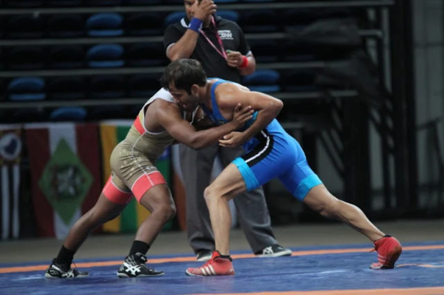 Marat Garipov (de azul) em ação durante competição de Wrestling — Foto: arquivo CBW