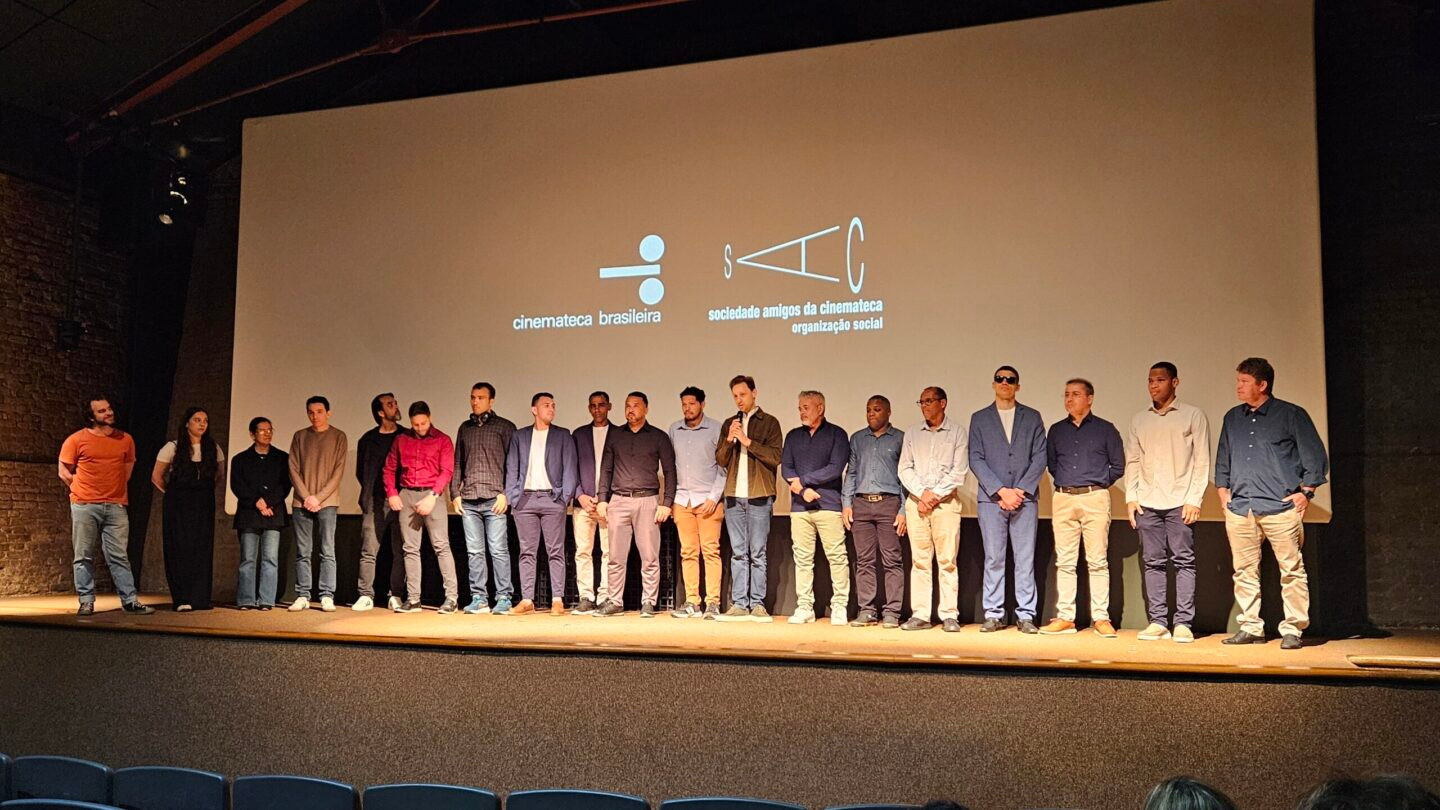 Equipe do filme e da seleção brasileira reunidos na premiere. Foto: Gabriel Alcantara/Surto Olímpico