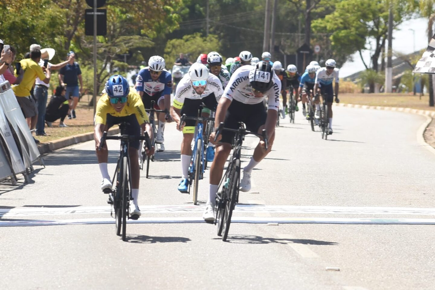 Ciclistas em perseguição durante prova da Volta de São Paulo.
