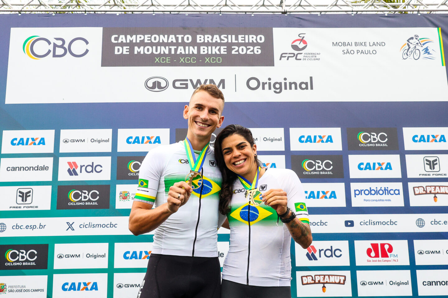 Brasileiro MTB XCE Raiza Goulão e Alex Malacarne, campeões do XCC - Foto: Ueverton Santos/CBC