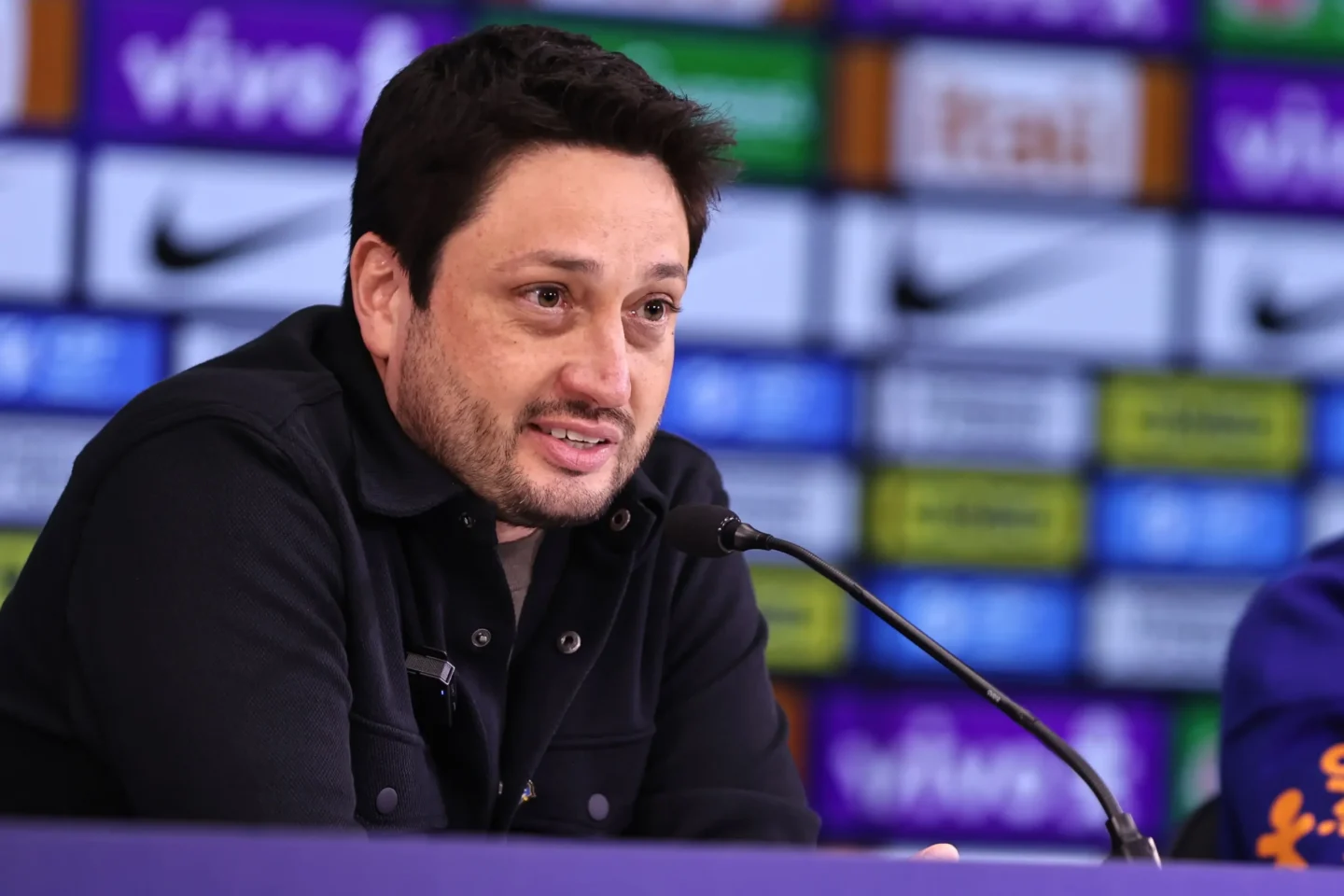 Arthur Elias durante coletiva de imprensa. – Foto: LÍVIA VILLAS BOAS/CBF