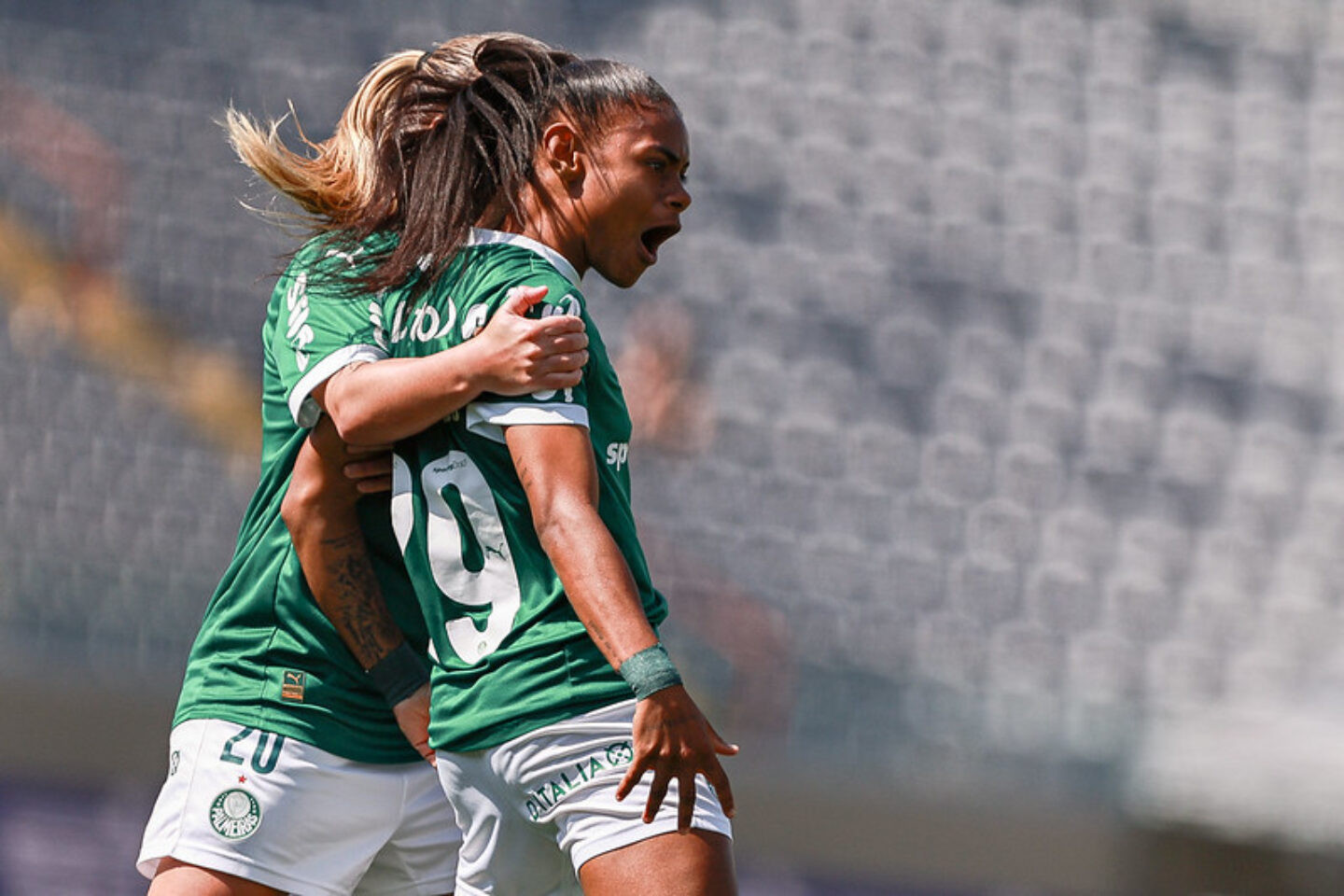 Taina Maranhão comemora gol com abraço lateral de outra jogadora do Palmeiras