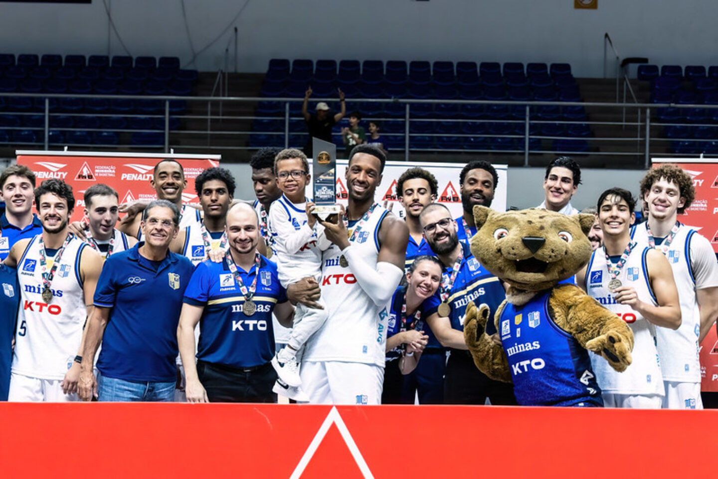Time do Minas Tênis Clube ergue troféu de campeão mineiro 2025. - Foto: Hedgard Moraes/MTC