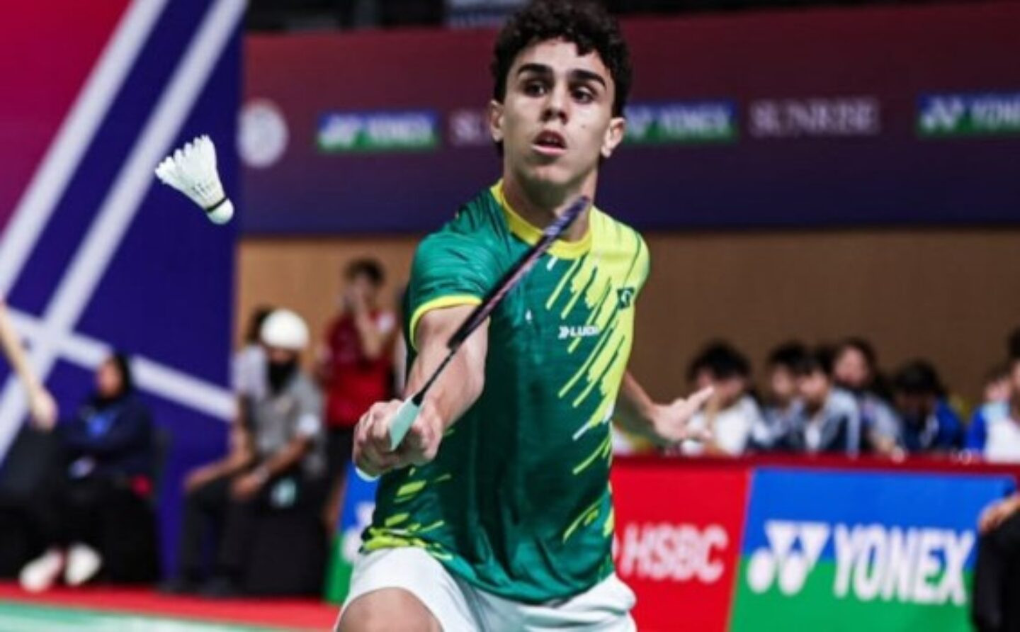 Badista brasileiro em movimento de rebater a peteca