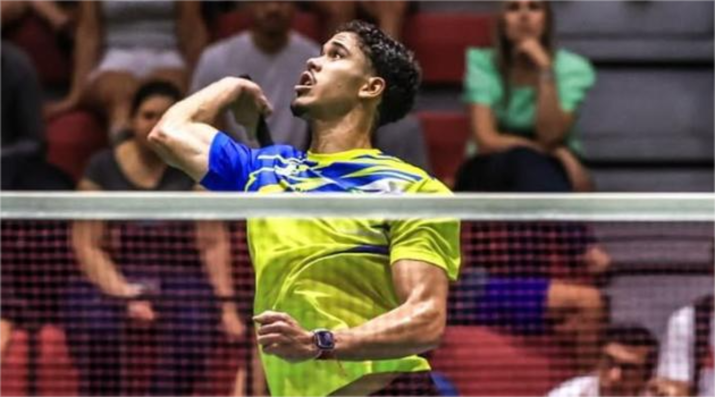 Jonathan em movimento para rebater a peteca acima da cabeça