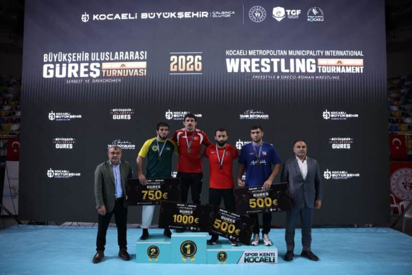 Wrestling Kodzokov Sosruko Kodzokov Sosruko no pódio da competição - Foto: Divulgação Federação Turca de Wrestling