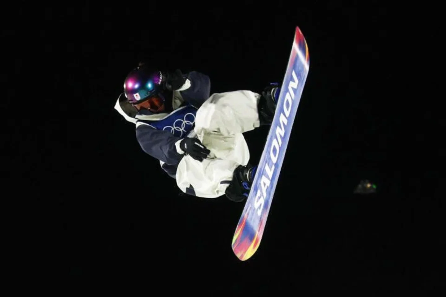 Kokomo Murase, do Japão, em ação durante sua terceira descida na final feminina de snowboard big air. - Foto: Reuters