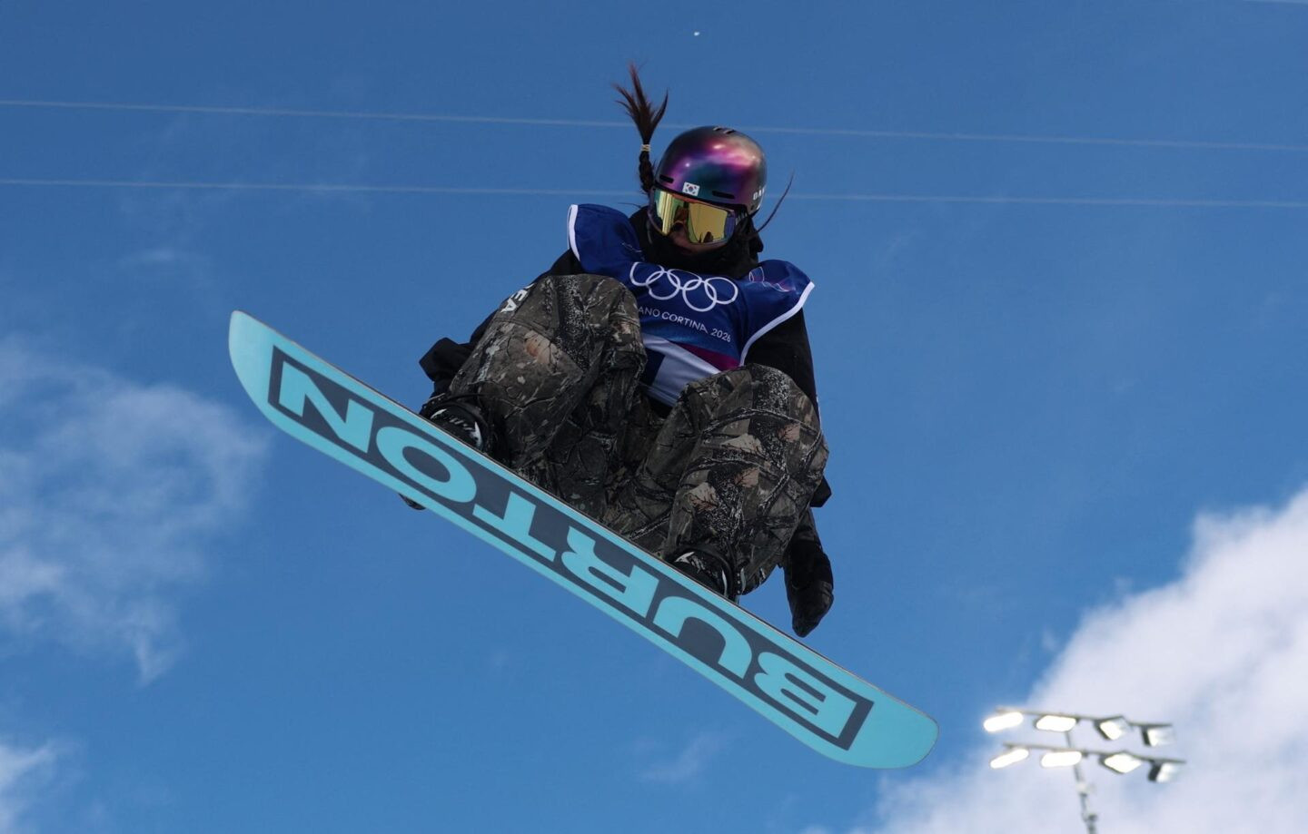 A sul-coreana Choi Gaon em ação na qualificação feminina de snowboard halfpipe. – Foto: Reuters-Yonhap