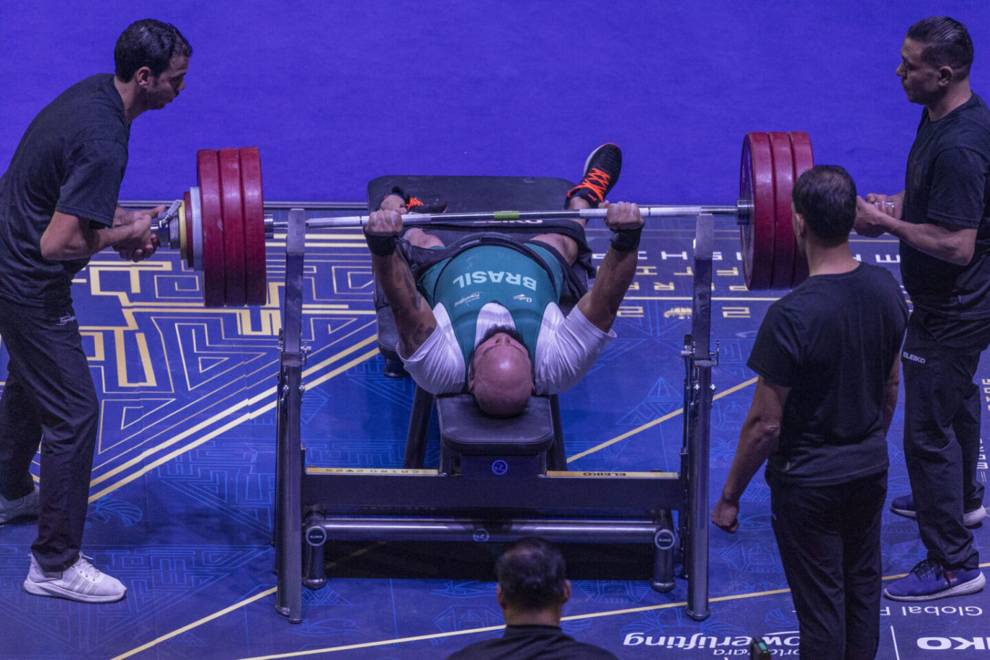 Ailton Andrade de Souza deitado segurando a barra de Levantamento.