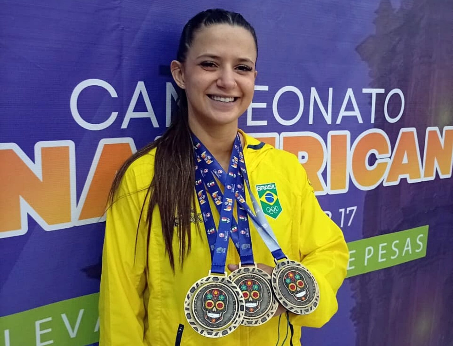 Beatriz Kamille exibe as três medalhas de ouro conqusitadas no Pan Sub-17. Foto: Divulgação CBLP