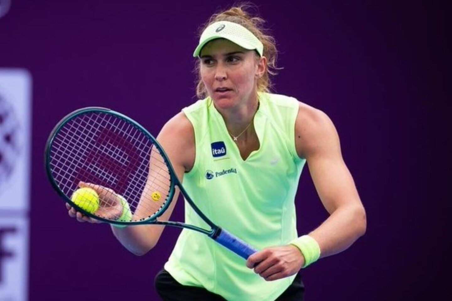 Bia Haddad em ação pelo WTA 1000 de Doha