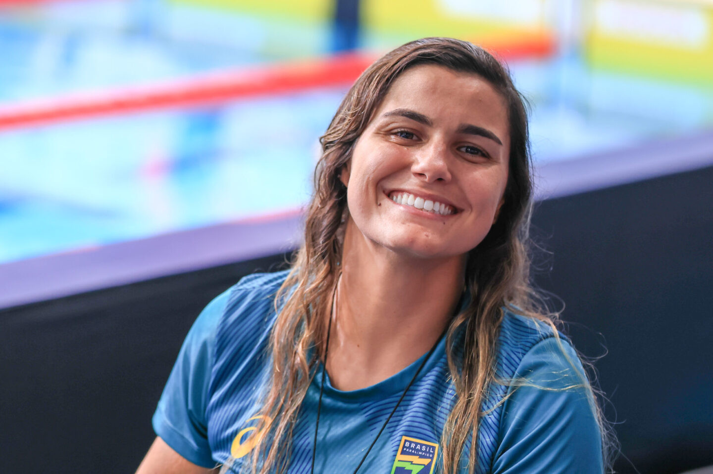 Mariana sorrindo para foto