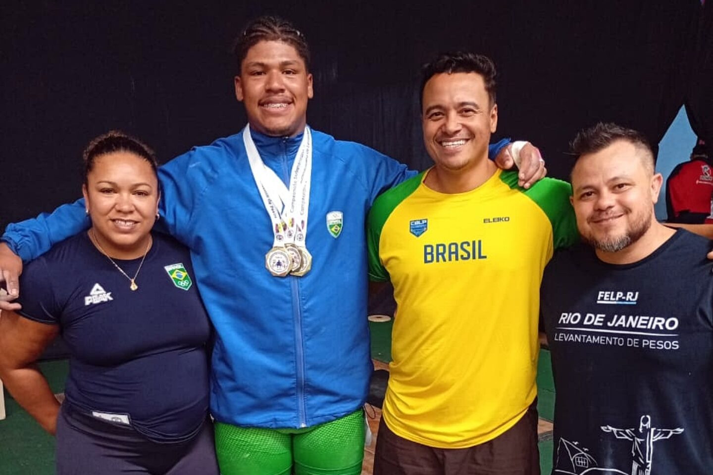 Cristhian Izaías comemora as medalhas douradas ao lado da comissão técnica. Foto: Acervo pessoal / CBLP